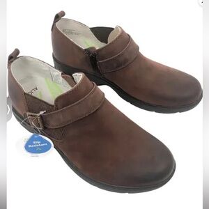 Align Women’s Arya distressed coca brown leather slip on clogs. NWOB